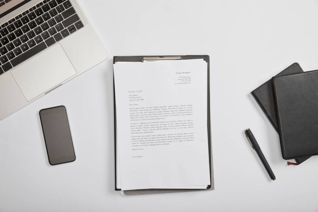 LC 거래에서 CI PL 서류를 은행이 검토하는 이미지